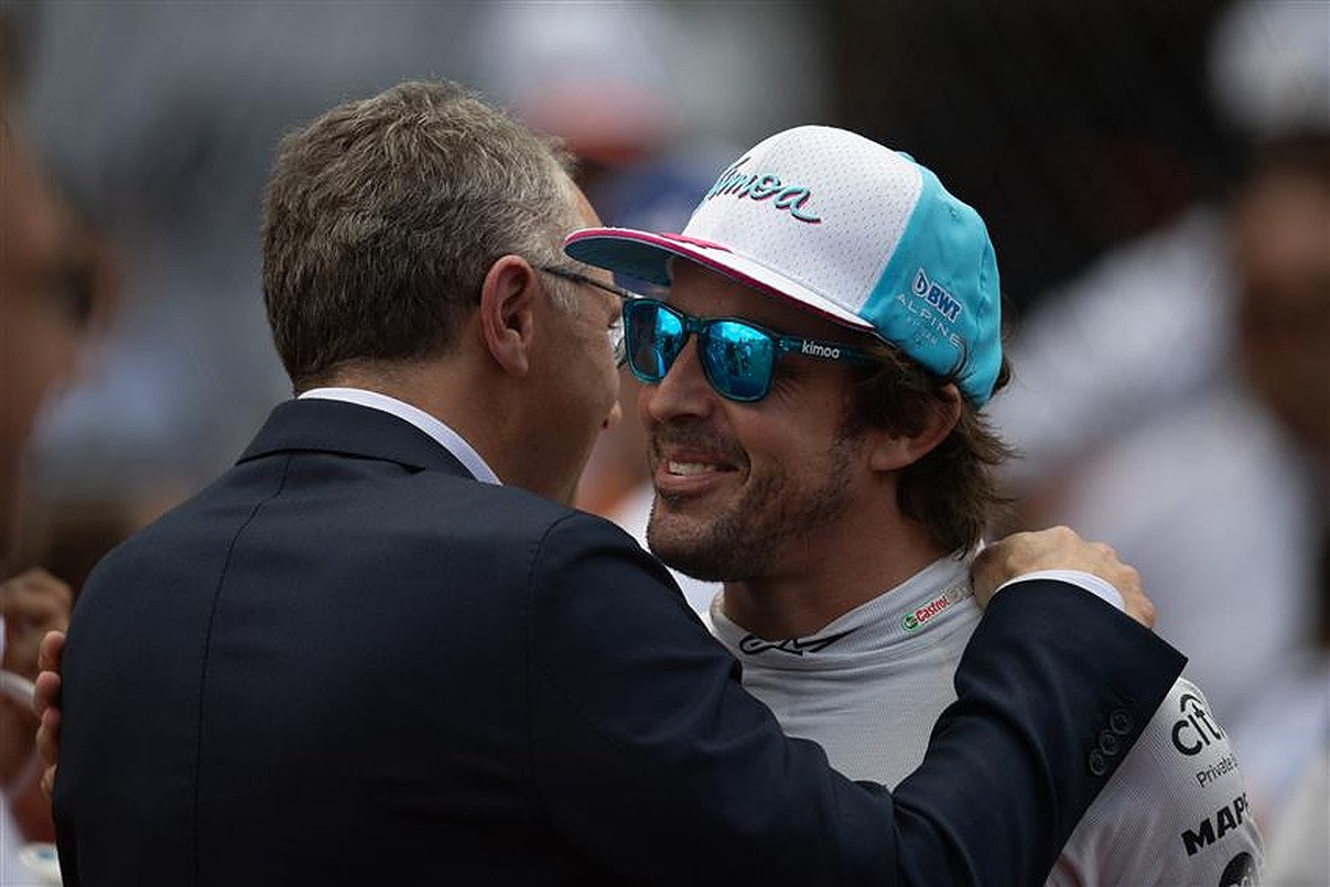 Aston Martin tente de "clarifier" la date de départ de Fernando Alonso.