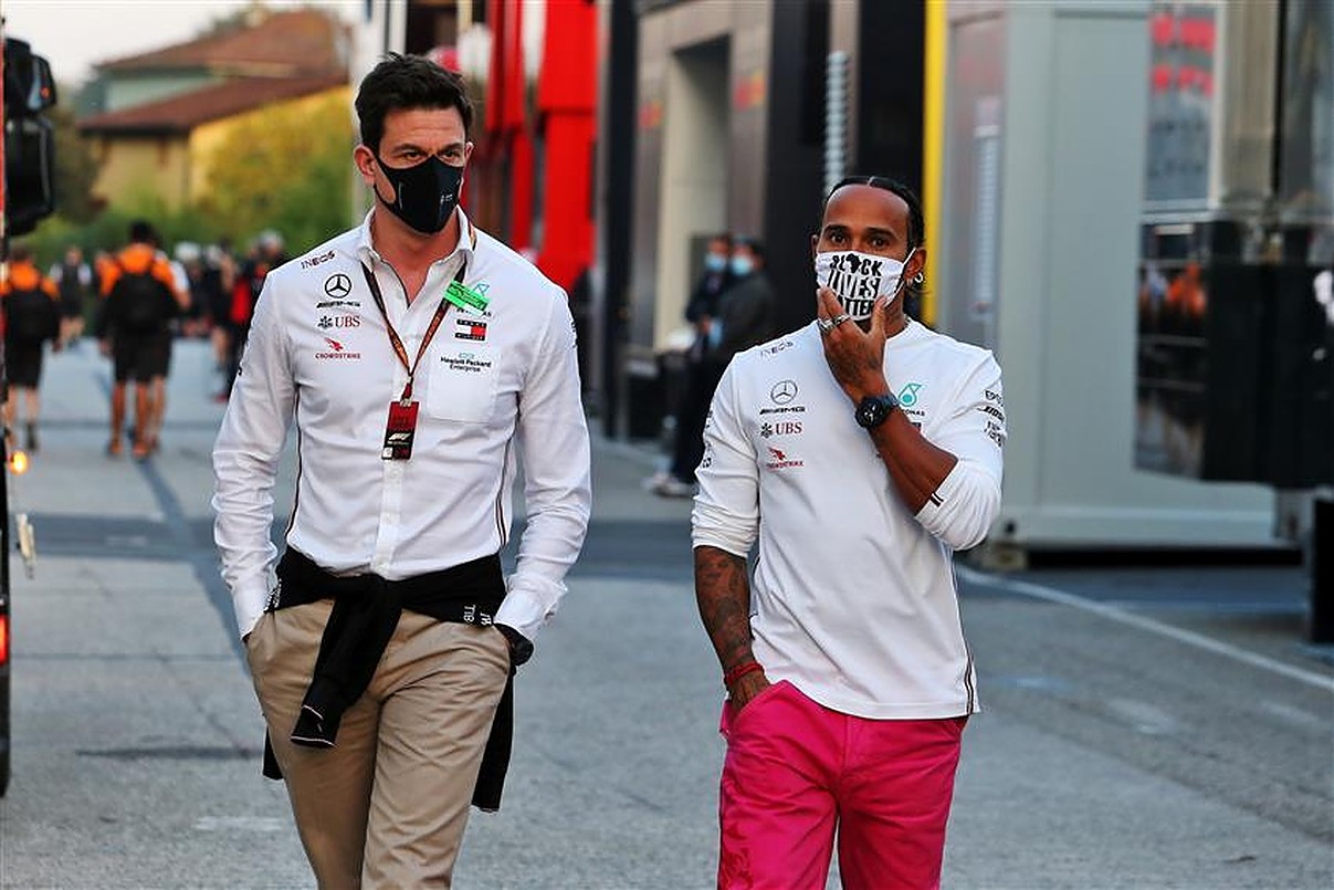 Lewis Hamilton dit à Mercedes qu'il ne prendra pas sa retraite avant 2028