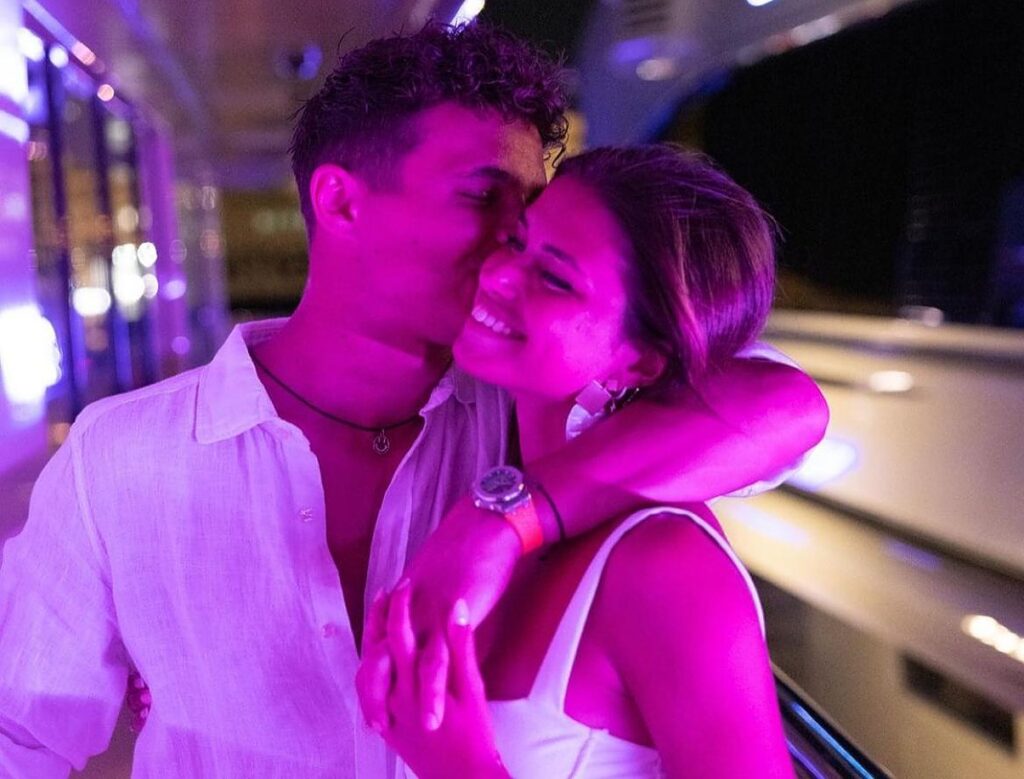Lando Norris se fotografía con su novia modelo en España tras el primer aniversario
