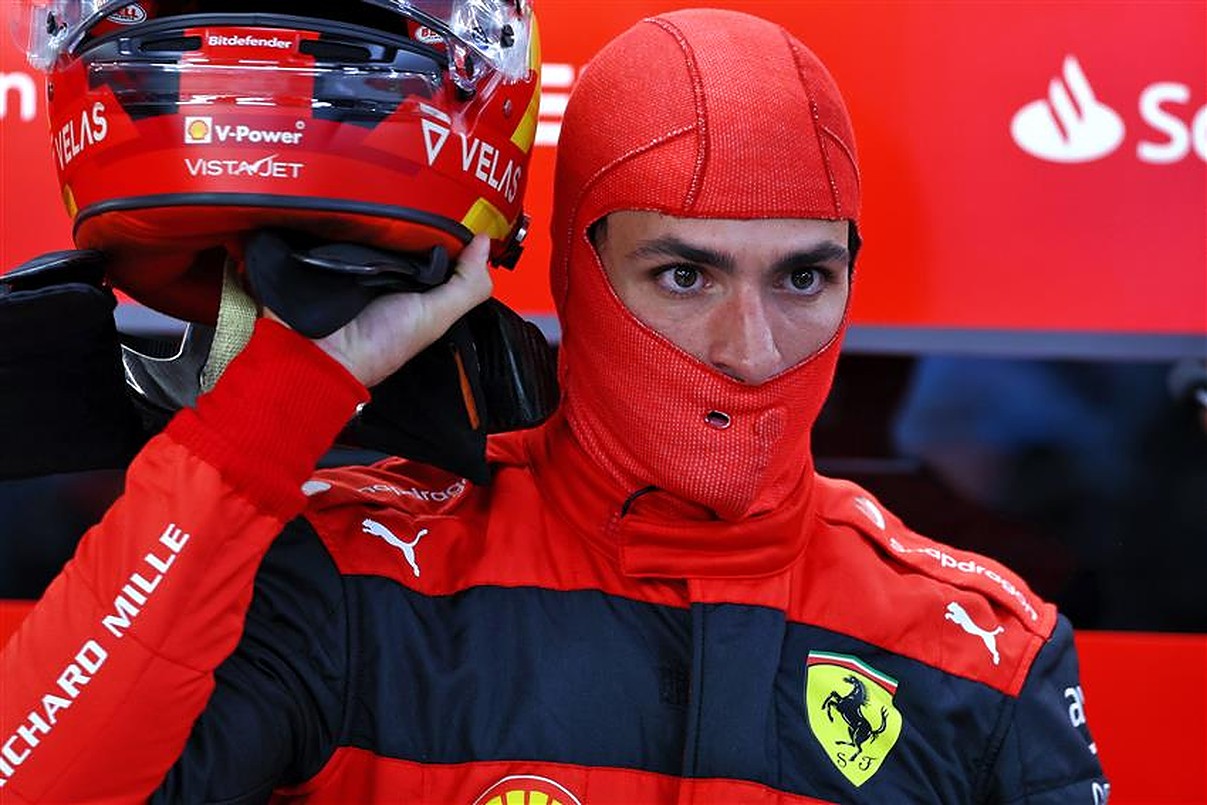 Carlos Sainz expose la stratégie de Ferrari pour battre Mercedes