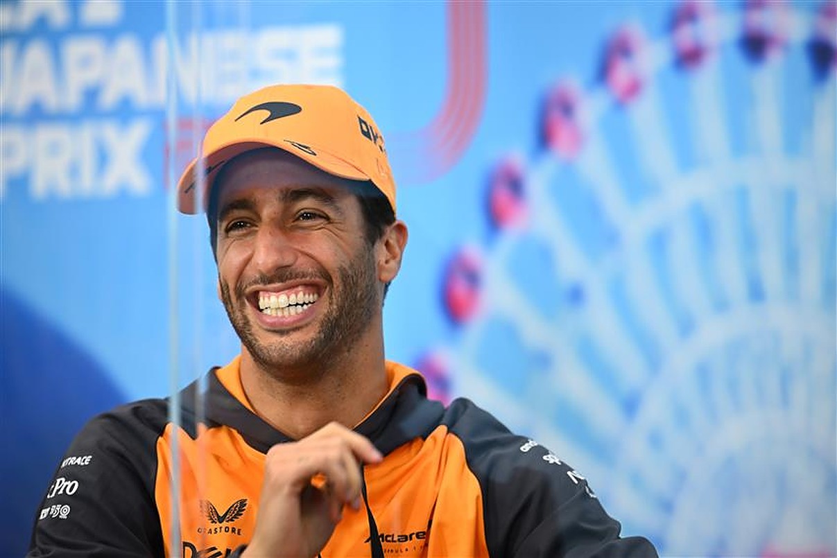 F1 fans pay tribute to Daniel Ricciardo
