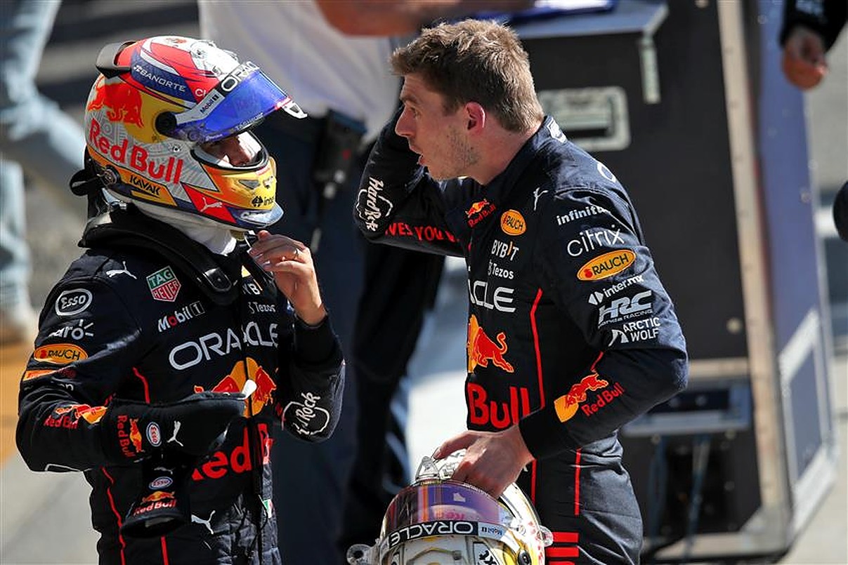 Max Verstappen bloque Sergio Perez dans un incident bizarre