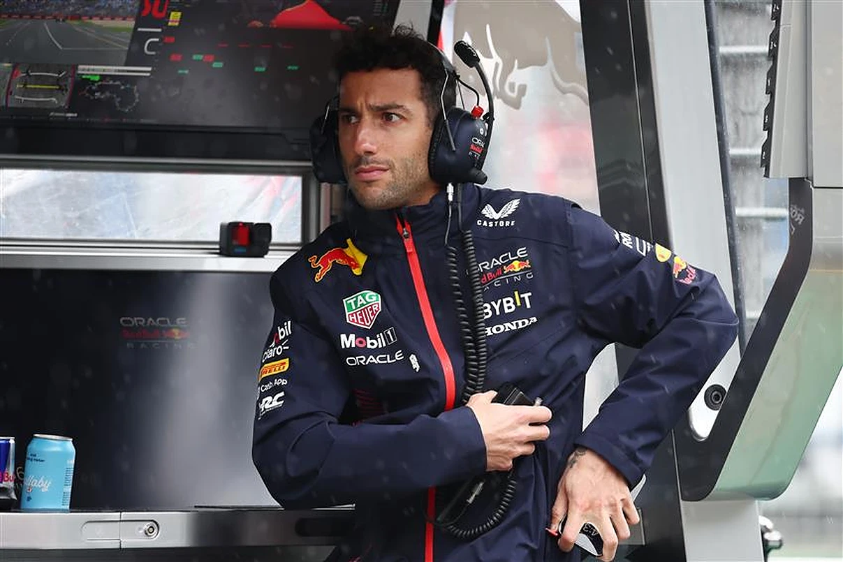 Red Bull send massive Daniel Ricciardo warning to Sergio Perez